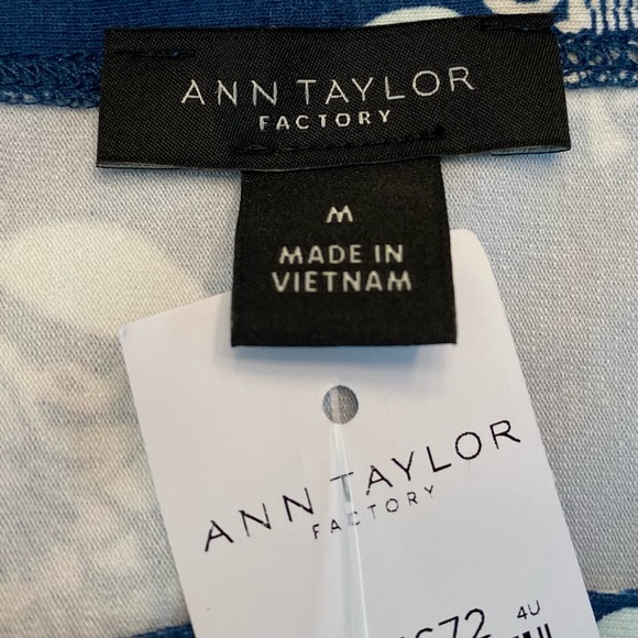 Ann Taylor 3/4 Sleeve Floral Blue Ivory Rayon Stretch Shirt Top Size Medium NWT - Picture 7 of 9